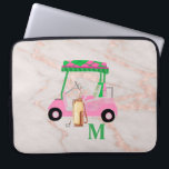 Funda Para Portátil Gal de golf de Moda de mármol de oro Rosa<br><div class="desc">Un encantador carrito de golf único — rosa y verde — hecho con gusto — listo para correr el campo — en esta manga para portátil de moda. —Este es un gran regalo para todos los amantes del golf — divertido / atractivo / único. Personalízalo con sus iniciales/monograma. Si tiene...</div>