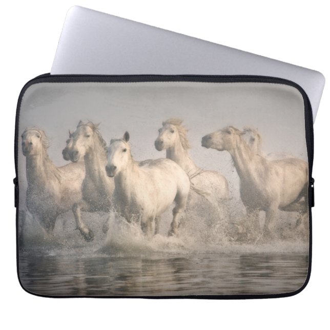 Funda Para Portátil Gallopaje de caballos en el agua del Mediterráneo (Frente)