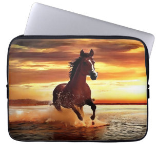 Funda Para Portátil Gallopaje de caballos salvajes a través del surf