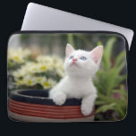 Funda Para Portátil Gatito blanco turco<br><div class="desc">Gatito blanco turco con los ojos azules</div>