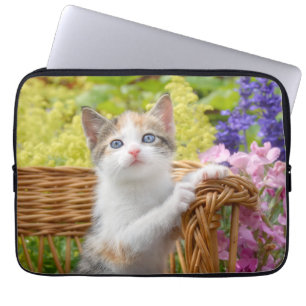Funda Para Portátil Gatito de náuseas en un jardín florido