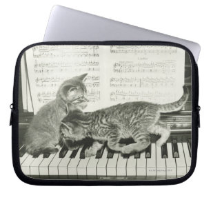 Funda Para Portátil Gatito dos que juega en el teclado de piano, (B&W)