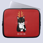 Funda Para Portátil Gato de Navidades sarcásticos<br><div class="desc">Un gracioso sarcástico,  fastidiado y poco entusiasta gato de esmoquin blanco y negro con Navidades que ríe. Ho ho ho,  y todas esas cosas. Cambie el texto o quítelo para personalizarlo más.</div>