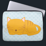 Funda Para Portátil Gato de Tabby anaranjado el dormir<br><div class="desc">Las características del diseño adorables un ilustracion dulce de un gatito anaranjado del tabby que toma una siesta en corazones lindos e impresiones rosados o azules de la pata modelan el fondo.</div>