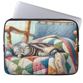 Funda Para Portátil Gato grisáceo dulce durmiendo en un montón