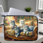 Funda Para Portátil Gatos en el sofá - escenas lindas con aspecto vint<br><div class="desc">Esta manga para ordenador portátil cuenta con 4 gatos que se hacen cómodos en el sofá de la sala de estar,  una escena agradable en un estilo vintage. Bonito,  manga de ordenador portátil personalizable para los adolescentes,  también una hermosa idea de regalo para todos los amantes de los gatos!</div>