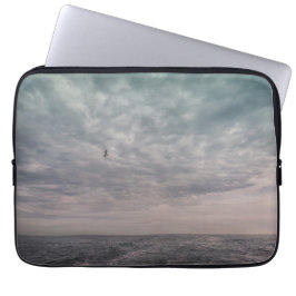Funda Para Portátil Gaviota volando bajo un cielo nublado
