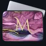 Funda Para Portátil Geodo de ácidos dorado y rosa púrpura monograma<br><div class="desc">Diseño de Geodo de Agosto Dorado y Rosa Morado Monograma. Las plantillas se han configurado para su personalizar y personalización. Si desea cambiar el color o estilo del texto,  haga clic en el personalizar más adelante al final de la plantilla.</div>