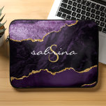 Funda Para Portátil Geodo de la agrieta de oro púrpura de monograma<br><div class="desc">Este diseño de moda presenta una imagen acuarela de agate morado adornada con un falso purpurina de oro. Personalízalo con tu monograma inicial en fuente decorativa de color dorado y tu nombre en escritura a mano blanca.</div>