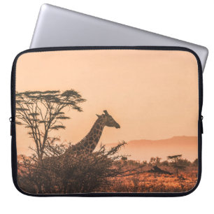 FUNDA PARA PORTÁTIL GIRAFFE EN BLANCO Y NEGRO EN EL CAMPO DE GRASA MAR