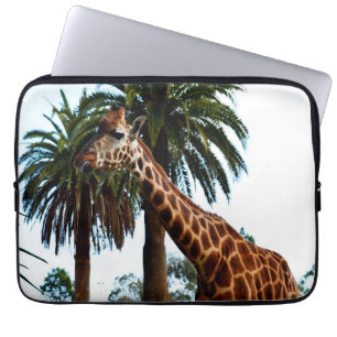 Funda Para Portátil Giraffe Graciosa Dando Una Frambuesa,