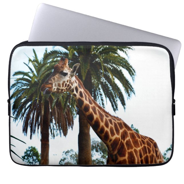 Funda Para Portátil Giraffe Graciosa Dando Una Frambuesa, (Frente)
