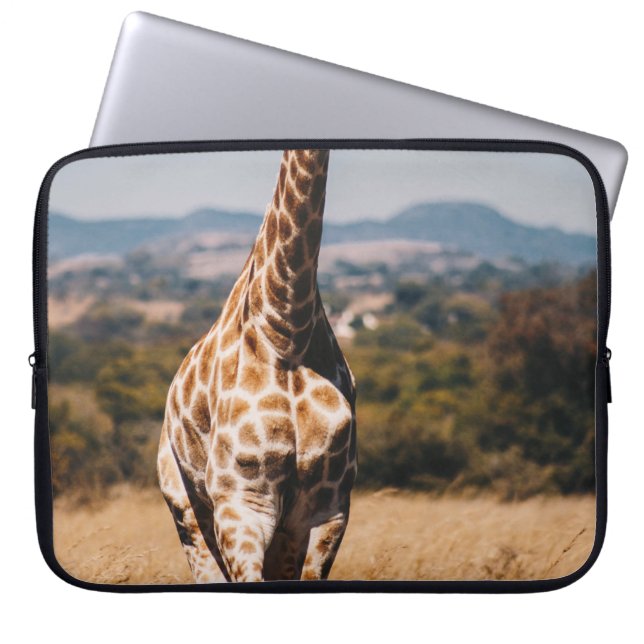 FUNDA PARA PORTÁTIL GIRAFFE RODEADO DE GRASA MARRÓN (Frente)