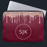 Funda Para Portátil Girly Burgundy Rosa Purpurina de oro perfora monog<br><div class="desc">Girly Rubor Pink - Rosa de Oro y Black Faux Purpurina Drips y Sparkle Elegant Monogrammed Initials Funda. Este funda se puede personalizar para incluir su nombre inicial y su nombre de pila.</div>