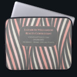 Funda Para Portátil Girly Pink Profesional Moderno<br><div class="desc">El profesional que trabaja es de color rosa,  blanco y gris. Añada su nombre,  título,  nombre de la empresa,  áreas de experiencia e información de contacto. Consulte con profesionales en reuniones de clientes,  ferias o en la oficina. ¡Genial para consultores y estudiantes también!</div>