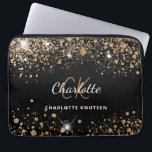 Funda Para Portátil Glam de nombre de monograma del purpurina de oro n<br><div class="desc">Un elegante fondo negro clásico. Decorado con polvo falso purpurina de oro. Personalice y agregue su nombre,  iniciales de monograma y nombre completo. El nombre se escribe con un guión de estilo con letras a mano.</div>