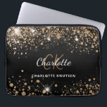 Funda Para Portátil Glam de nombre de monograma del purpurina de oro n<br><div class="desc">Un elegante fondo negro clásico. Decorado con polvo falso purpurina de oro. Personalice y agregue su nombre,  iniciales de monograma y nombre completo. El nombre se escribe con un guión de estilo con letras a mano.</div>