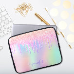 Funda Para Portátil Glándula monográfica del arco iris del purpurina d<br><div class="desc">Un fondo holográfico de moda con colores pastel de unicornio y arcoiris en rosa, violeta, dorado rosa, verde menta. Decorado con goteo falso purpurina en oro rosa, rosa y morado. Personalice y agregue un nombre, escrito con un estilo de escritura con letras a mano moderno y con cambios. Letras de...</div>