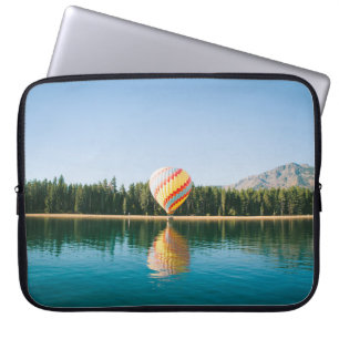 Funda Para Portátil Globo de aire caliente amarillo, rojo y azul cerca