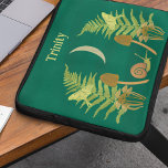 Funda Para Portátil Goblincore Snail and Mushrooms Personalized<br><div class="desc">My illustrations depict a natural world with some dark undertones. A crescent moon hangs in the sky above a scene of green ferns, yellow moths, brown mushrooms and a green and brown snail all set against a painted dark teal colored background. This laptop sleeve is ready to be personalized with...</div>
