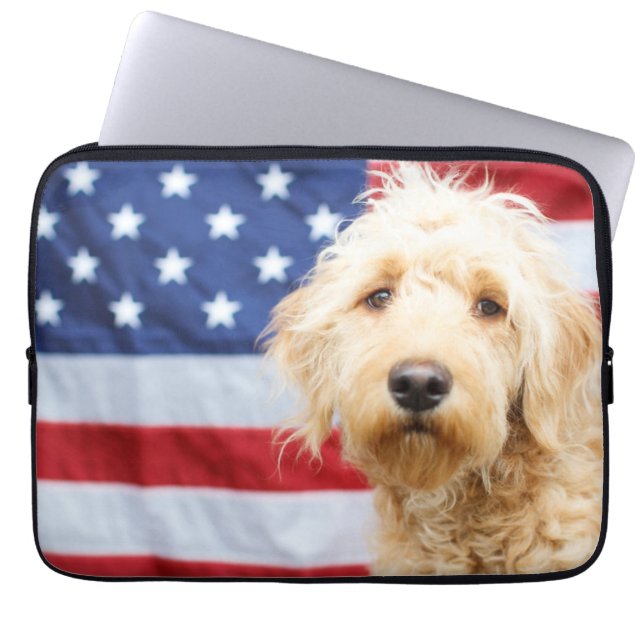 Funda Para Portátil Goldendoodle con bandera estadounidense (Frente)