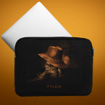Funda Para Portátil Gorra de vaquero y botes de cuero para la masculin<br><div class="desc">Un par de botas de vaquero de cuero negro se paran en el suelo con un gorra de vaquero marrón cubierto de la parte superior. Personalice editando el texto o eliminándolo sin nombre.</div>