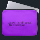 Funda Para Portátil Gracioso personalizado sobre la violeta brillante<br><div class="desc">La obra de arte muestra una tipografía de personalizable que dice "Inteligencia Secreta por [Nombre]" en un color violeta azul intenso. Personalice este elemento agregando su nombre. Para solicitudes o preguntas especiales,  póngase en contacto con el artista en wafadahdalcreates@gmail.com. © Wafa Y. Dahdal - Reservados todos los derechos.</div>