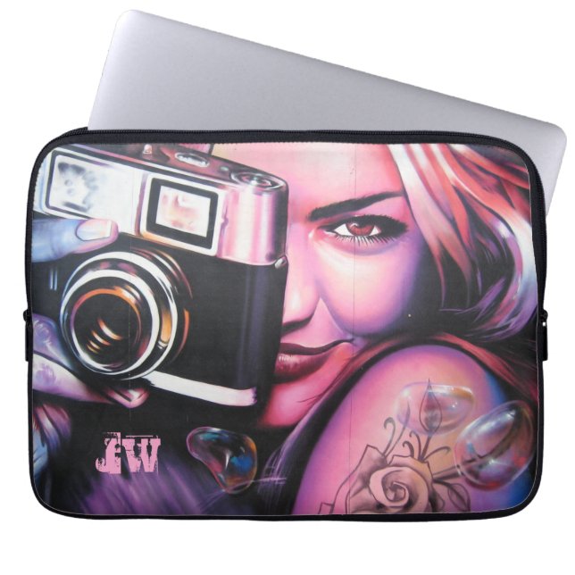 Funda Para Portátil Grafitti mujer con monograma cámara (Frente)