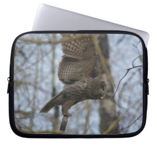Funda Para Portátil Gran búho gris se lanza en el bosque