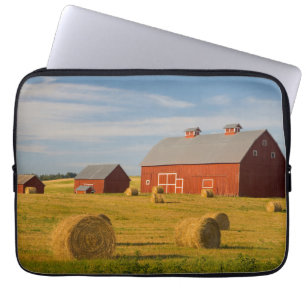 Funda Para Portátil Granjas Barrios rojos cerca de Hay Bales