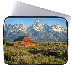 Funda Para Portátil Granjas   Granero sombreado por montañas cubiertas