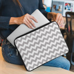 Funda Para Portátil Gris Zigzag, Gris Chevron, Patrón Geométrico<br><div class="desc">Elegante,  elegante y sofisticado zigzag (chevron) de color gris y blanco. Regalo moderno y moderno,  perfecto para el amante del zigzag en tu vida.</div>