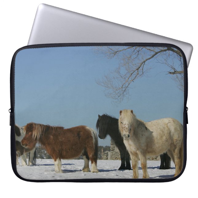Funda Para Portátil Grupo de caballos miniatura en la nieve (Frente)