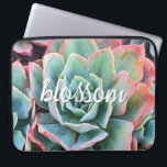 Funda Para Portátil Guión De Flor De Fotos Suculentas De Cactus Verdes<br><div class="desc">Los caciques prosperan en las condiciones más difíciles del desierto. Adquiera la fuerza en esta hermosa foto de cactus con punta rosa, verde menta, floreciente cuando use esta exclusiva manga de neopreno fotográfica. Esta manga viene en tres tamaños: 15", 13" y 10". Hace un gran regalo para alguien especial! Usted...</div>