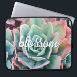 Funda Para Portátil Guión De Flor De Fotos Suculentas De Cactus Verdes<br><div class="desc">Los caciques prosperan en las condiciones más difíciles del desierto. Adquiera la fuerza en esta hermosa foto de cactus con punta rosa, verde menta, floreciente cuando use esta exclusiva manga de neopreno fotográfica. Esta manga viene en tres tamaños: 15", 13" y 10". Hace un gran regalo para alguien especial! Usted...</div>