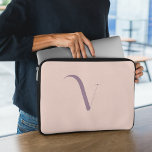 Funda Para Portátil Guión de nombre de monograma rosa Rubor femenino<br><div class="desc">Esta funda de portátil rosa presenta un diseño elegante y limpio con iniciales tipográficas en un monograma, lo que le aporta un toque sofisticado a su equipo. Su estilo refinado ofrece encanto y protección para su portátil. Abran una moda y accesorio pulido con esta manga, mezclando elegancia y practicidad sin...</div>