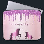 Funda Para Portátil Guión de nombre de purpurina púrpura de oro de Uni<br><div class="desc">Un falso fondo metálico rosa dorado. El falso purpurina morado gotea como decoración y dos unicornios de fantasía morado. Personaliza y agrega tu nombre. El nombre está escrito con un gran guión moderno de estilo con letras a mano. Letras de color púrpura. Para que los cambios sólo eliminen el nombre...</div>