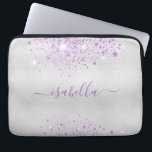 Funda Para Portátil Guión de nombre de purpurina púrpura plateado<br><div class="desc">Un clásico fondo metálico de imitación plateada. Decorado con polvo purpurina morado. Personaliza y agrega tu nombre. El nombre está escrito con un guión moderno de estilo con letras a mano con toques. Para que los cambios sólo eliminen el nombre del ejemplo, deje los espacios o la emoji delante y...</div>