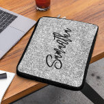 Funda Para Portátil Guión del pincel negro del Purpurina plateado<br><div class="desc">Crea tu propio purpurina de color gris plateado de lujo por fax con nombre o monograma. Personalizar el estilo y el tamaño de caligrafía del guión del guión de la brocha de color negro. Mueva,  duplique o elimine el gráfico de brillo falso.</div>