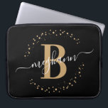 Funda Para Portátil Guión monograma moderno simple Girly Black Gold<br><div class="desc">Girly, moderno, de moda, elegante, negro ondulado y dorado monograma nombre inicial personalizado de guión monogramado personalizado de la manga monogramada. Con un primer monograma y un guión de nombre ondulado en un tipo de letra caligrafía con letras a mano con cruces y marco de círculo punteado alrededor de tu...</div>