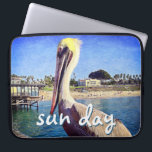Funda Para Portátil Guión para citas del día del sol de la foto de páj<br><div class="desc">Este feliz pelícano encaramado en una barandilla que da a una playa de California grita "listos para las vacaciones". Vuelva a la brisa cálida del océano cada vez que utilice esta colorida manga de neopreno para portátiles. Esta funda portátil tiene tres tamaños: 15", 13" y 10". Hace un gran regalo...</div>