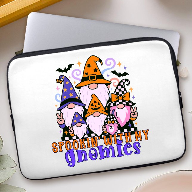 Funda Para Portátil Hablando con mis genomas: Amigos retro de Hallowee (Get festive with spookin' with my gnomies — a Halloween friends design full of humor and charm.)