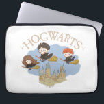 Funda Para Portátil HARRY POTTER™, Hermione y Ron vuelan sobre HOGWART<br><div class="desc">HARRY POTTER™ | Echa un vistazo a este adorable ilustracion de Harry,  Hermione y Ron vuelan sobre palos de escoba sobre el Castillo HOGWARTS™!</div>