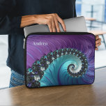 Funda Para Portátil Hermosa espiral de gradiente turquesa morado<br><div class="desc">Este bonito funda portátil personalizado presenta un diseño fractal de espiral abstracta en tonos violeta y turquesa. Gran regalo para los amantes de fractales,  estudiantes de matemáticas o profesores.</div>
