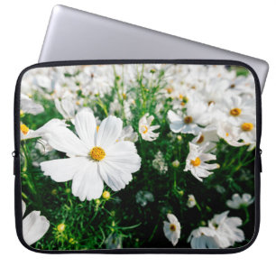 Funda Para Portátil Hermosas flores de cosmos blancos floreciendo en l