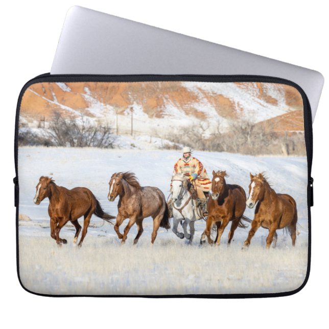 Funda Para Portátil Hideout Horse Ranch, Wrangler y Horses (Frente)