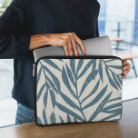 Funda Para Portátil Hojas de palma abstractas Verde azuladas tropicale<br><div class="desc">La manga de la laptop con forma de hojas de palma de grunge tropical boho verde azulado y crema para todos los amantes del diseño de plantas exóticas.</div>