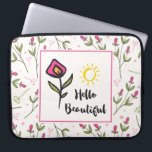 Funda Para Portátil Hola hermosa Naranja rosa Bonito Flor silvestre<br><div class="desc">Una manga de ordenador portátil con un marco cuadrado y un borde rosa, dentro dice "Hola hermosa" escrito en un tipo de letra a la moda con un sol amarillo garabateado encima del texto. También una flor de tallo rosa y larga con hojas verdes en un lado. El telón de...</div>