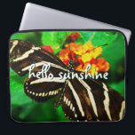 Funda Para Portátil Hola Sunshine Script Black Stripe Butterfly<br><div class="desc">"Hola Sunshine". Foto de primer plano de una delicada mariposa rayada en blanco y negro sobre un naranja y una flor amarilla. Sienta el sol de un día cálido y soleado cada vez que usas esta impresionante y colorida manga de neopreno portátil. Esta manga viene en tres tamaños: 15", 13"...</div>