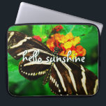Funda Para Portátil Hola Sunshine Script Black Stripe Butterfly<br><div class="desc">"Hola Sunshine". Foto de primer plano de una delicada mariposa rayada en blanco y negro sobre un naranja y una flor amarilla. Sienta el sol de un día cálido y soleado cada vez que usas esta impresionante y colorida manga de neopreno portátil. Esta manga viene en tres tamaños: 15", 13"...</div>